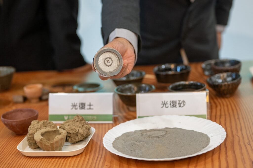 來自花蓮光復鄉馬太鞍溪中黑泥的細砂可被磁鐵吸附，顯示其材料性質的特殊性。（圖/工藝中心提供）