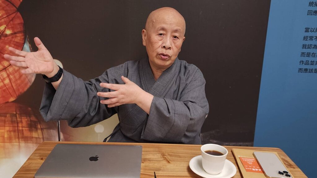 ▲釋寬謙法師談到楊英風的心性與藝術修為，認為他是一位了不起的藝術大師，對於策畫的楊英風百年雕塑展，以不同的系列遴選出具代表性作品，呈現出豐沛的生命價值，期待能帶來正面的迴響。（記者 辛澎祥/攝）