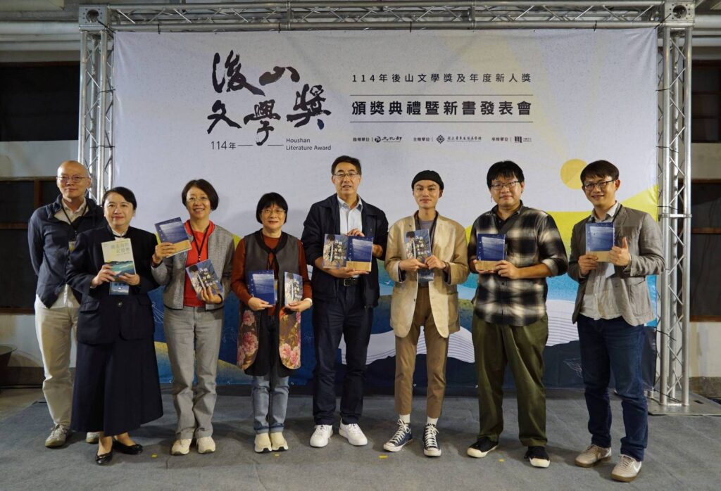 ▲徐敘國館長（右四）與獲獎人合影留念。（圖/臺東生活美學館 提供）