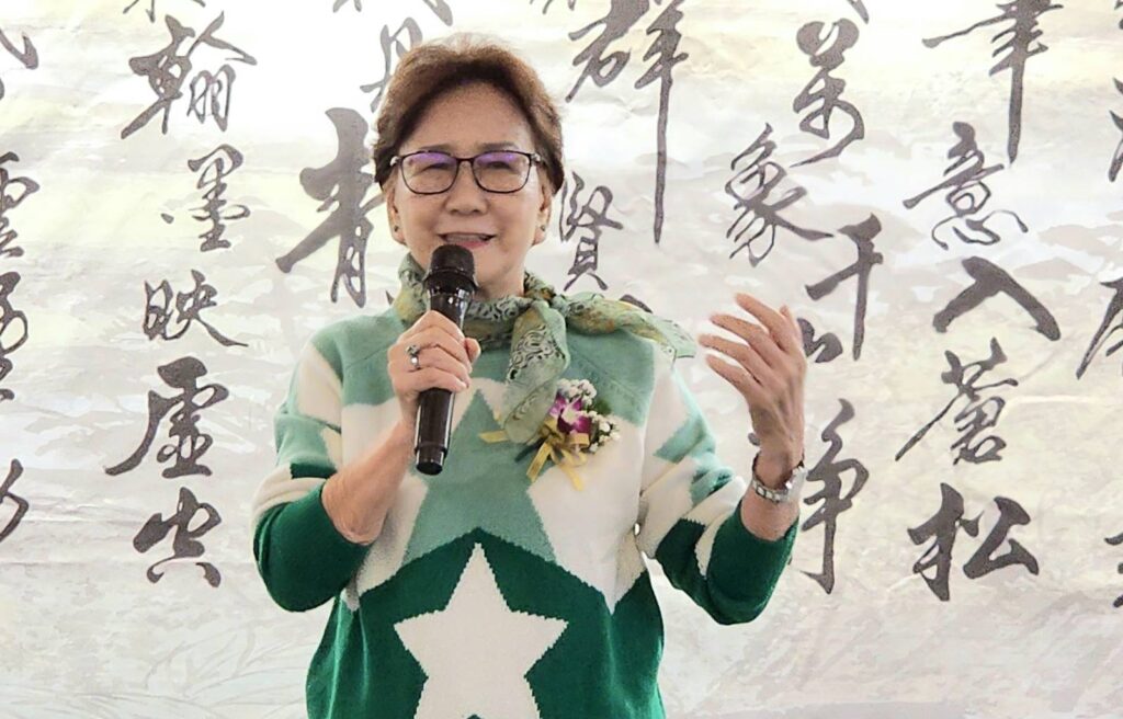 ▲中華民國書學會名譽理事長陳美秀認為，今天開幕式人氣旺盛，滿室書香，恭賀淨心書會邁向新的發展階段。（記者 詹佳綺/攝）