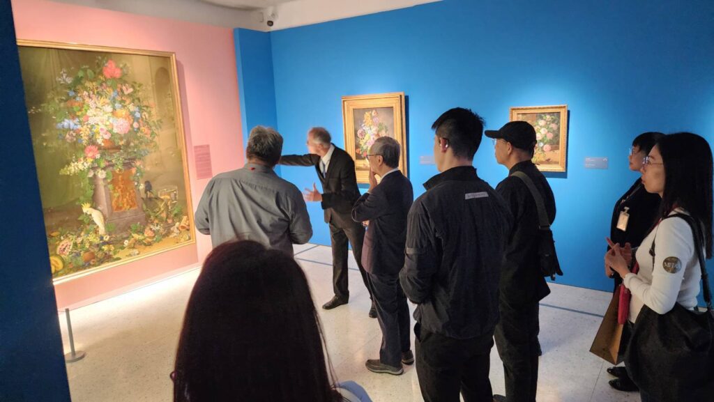 ▲策展人Franz Smola為李遠部長及貴賓進行導覽，神情十分專注。（記者 辛澎祥/攝）