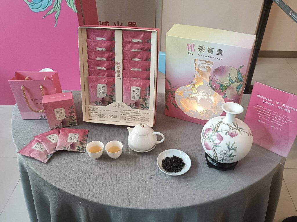 ▲即將在市場販售的聯名東方美人茶禮盒。（記者 辛澎祥/攝）