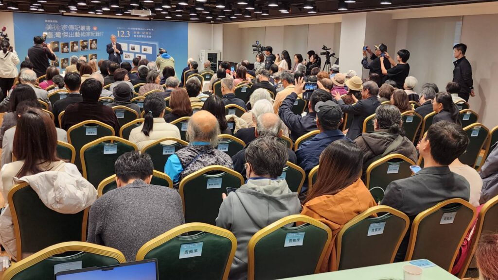 ▲現場湧入大量的藝文界人士向傑出貢獻的藝術家們表達肯定與讚賞，場面相當熱烈。（記者 辛澎祥/攝）