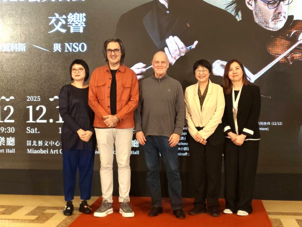 NSO執行長郭玟岑（左起）、知名小提琴家卡瓦科斯、指揮大師葛拉夫、苗北藝文中心藝術總監林佳瑩與衛武營國家藝術文化中心副總監謝瑞香合影。（記者 陳安婷/攝）