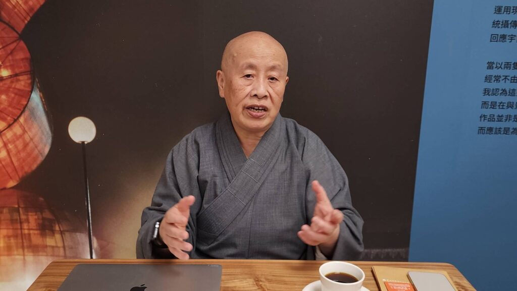 ▲釋寬謙法師受訪時表示，楊英風以內觀後的造景，傳達出深摯透徹的觀察與體悟，作品帶來的感動力格外巨大可觀。（記者 辛澎祥/攝）