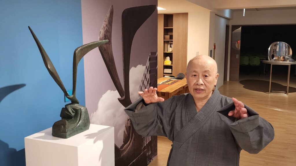 ▲釋寬謙法師對楊英風大師的每件雕塑作品，都以虔誠敬畏之心做闡釋，也導引觀者能藉由作品建構對應，宏遠認知，也是楊英風雕塑展的精神所在。（記者 辛澎祥/攝）