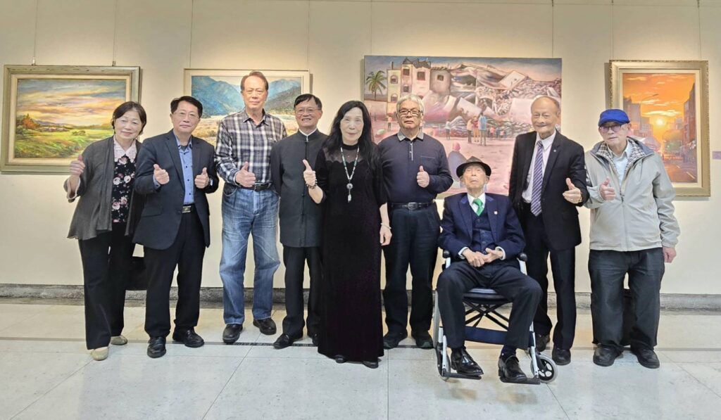 ▲曾淑慧理事長(中)與致詞貴賓開心合影,藝術家們的聚會,讓話題不斷,詩意大發。(記者 詹佳綺/攝)