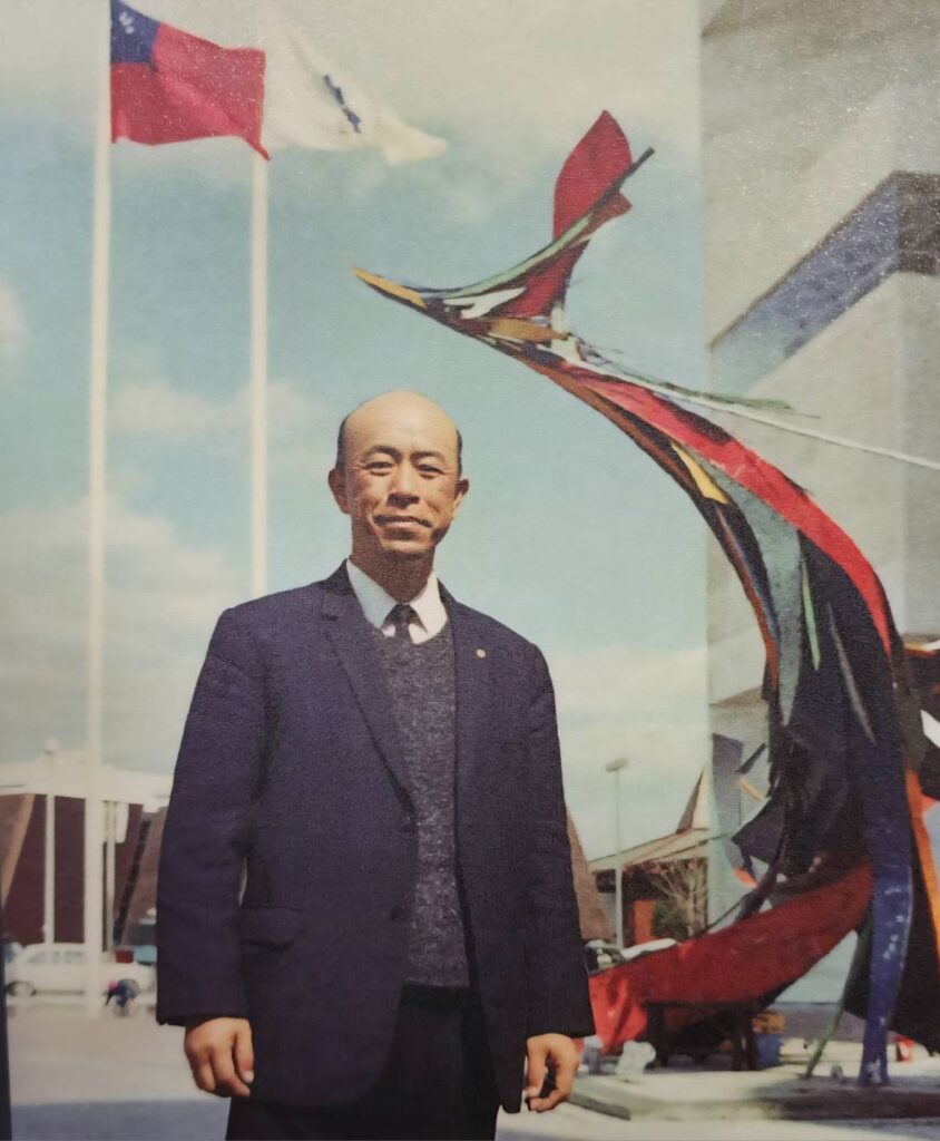 ▲楊英風所設計製作的大型景觀藝術作品「鳳凰來儀」，在當時的大阪萬國博覽會的中華民國館前矗立著，成為全球矚目焦點。（記者 辛澎祥/翻攝）