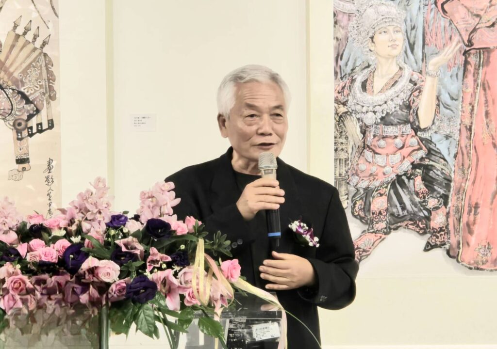 ▲臺藝大教授黃才松認為，水墨人物畫以形寫神，透過筆觸呈現生動的神韻，這也是黃中泰老師創作的特色。（記者 詹佳綺/攝）