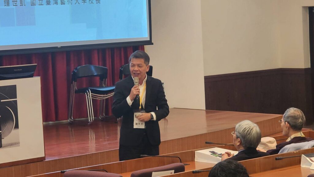 ▲臺藝大校長鍾世凱在開幕式上致詞時表示，臺藝大的雕塑史就是一部臺灣美術史，對擔任研討會主辦單位之一而感到與有榮焉。（記者 辛澎祥/攝）