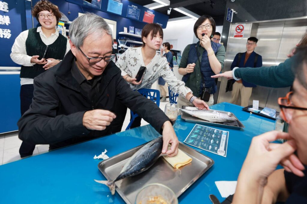 ▲李遠部長（左）對魚種標本極感興趣。（圖/文化部 提供）