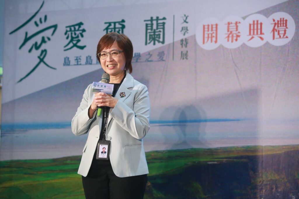 ▲臺文館館長陳瑩芳致詞時表達在文化部黑潮計畫支持下，使愛爾蘭文學特展順利登場。（圖/臺文館 提供）