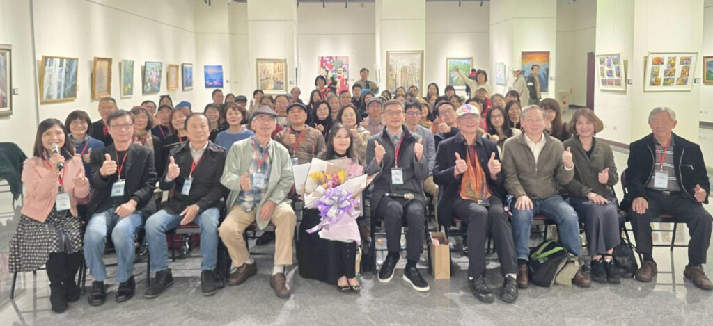 ▲出席聯展開幕式的貴賓、藝文界領導人與參展藝術家會後大合照見證歷史，場面相當熱烈。（記者 詹佳綺/攝）