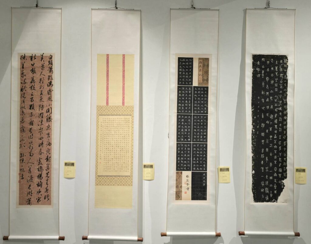 ▲來自大陸交流與參賽獲獎的作品，也在新竹縣政府文化局的展館交流展出，讓大家觀摩比較與交流之餘，對書法的多元發展有更多認識。（記者 詹佳綺/攝）