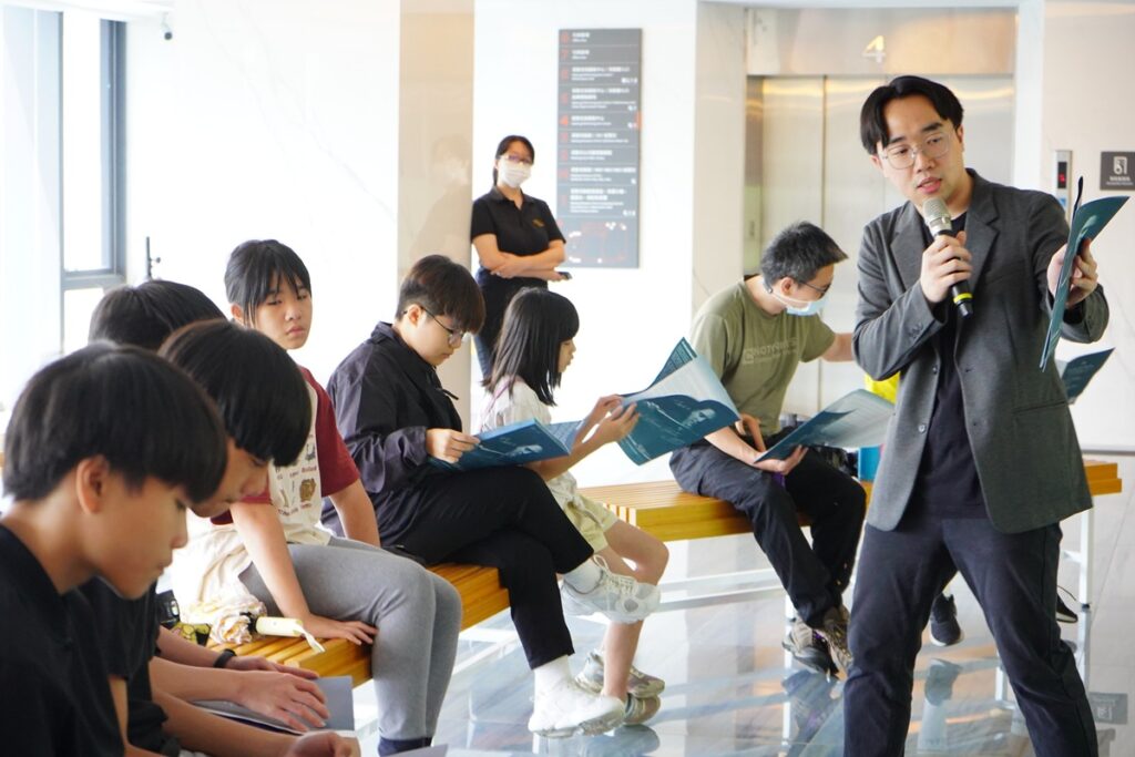 「愛．樂 無限」公益賞樂計畫前導活動，由國臺交助理指揮巫竑毅進行導聆解說與劇場禮儀教育，協助參與者提升整體觀演體驗。（圖/國立臺灣交響樂團提供）