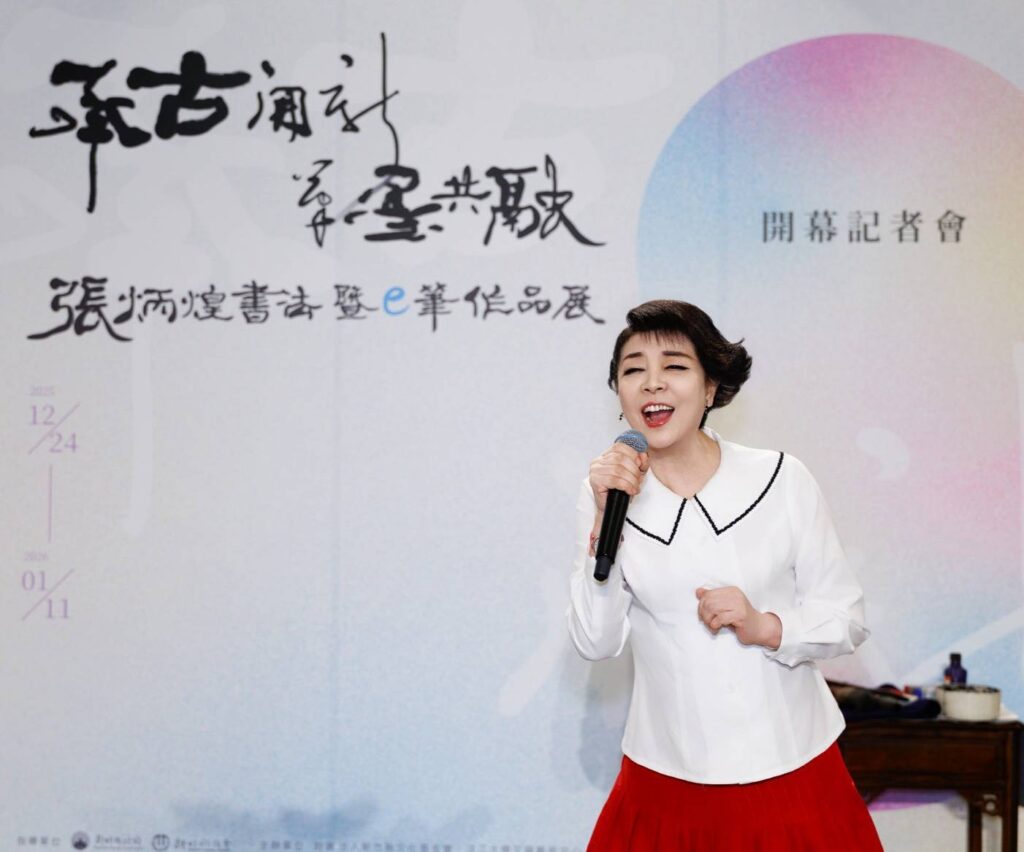 ▲國際知名聲樂家簡文秀教授在開幕式上特別為與會貴賓高歌一曲,增加了現場人氣與書香交融的歡樂氣氛。(圖/張炳煌 提供)