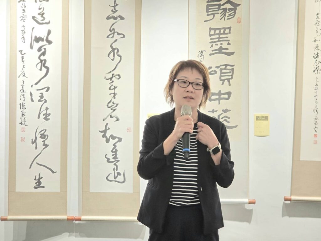▲新竹縣政府文化局副局長郭秋燕在開幕式上致詞時推崇兩岸書法交流的重要性，書藝文化傳承從基礎紮根，讓這次的兩岸書法交流活動的舉辦可謂年度盛事。（記者 詹佳綺/攝）
