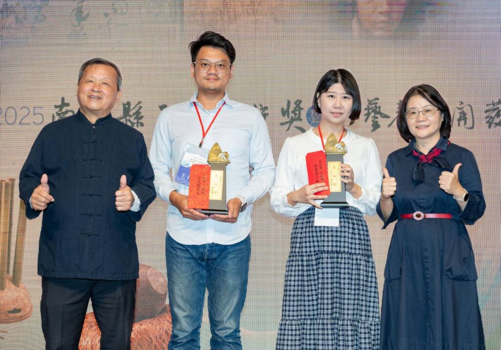 ▲得獎人與頒獎人合影留念。（圖/南投縣文化局 提供）