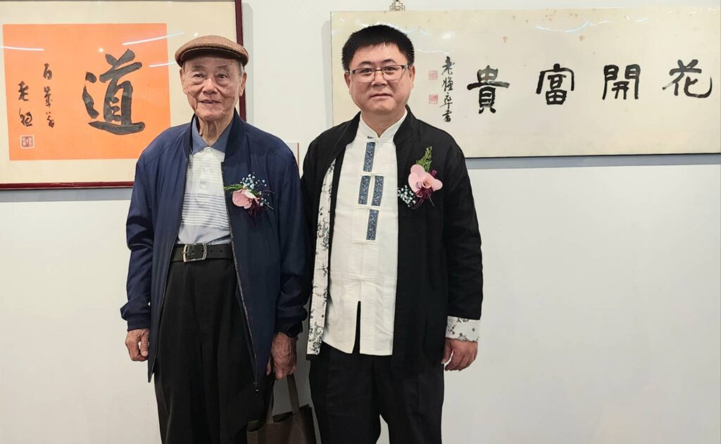 ▲澹廬書會名譽理事長連勝彥（左）與澹廬書會現任理事長林俊光，籌備舉辦兩場紀念曹公暨會員聯展，被認為是展覽的重要推手，並受到書界給予的正面評價。（記者 詹佳綺/攝）