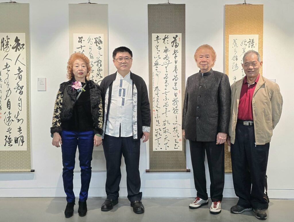 ▲澹廬書會理事長林俊光（左二）與專程前來向書會道賀的書友及摯友們開心合影。（記者 詹佳綺/攝）