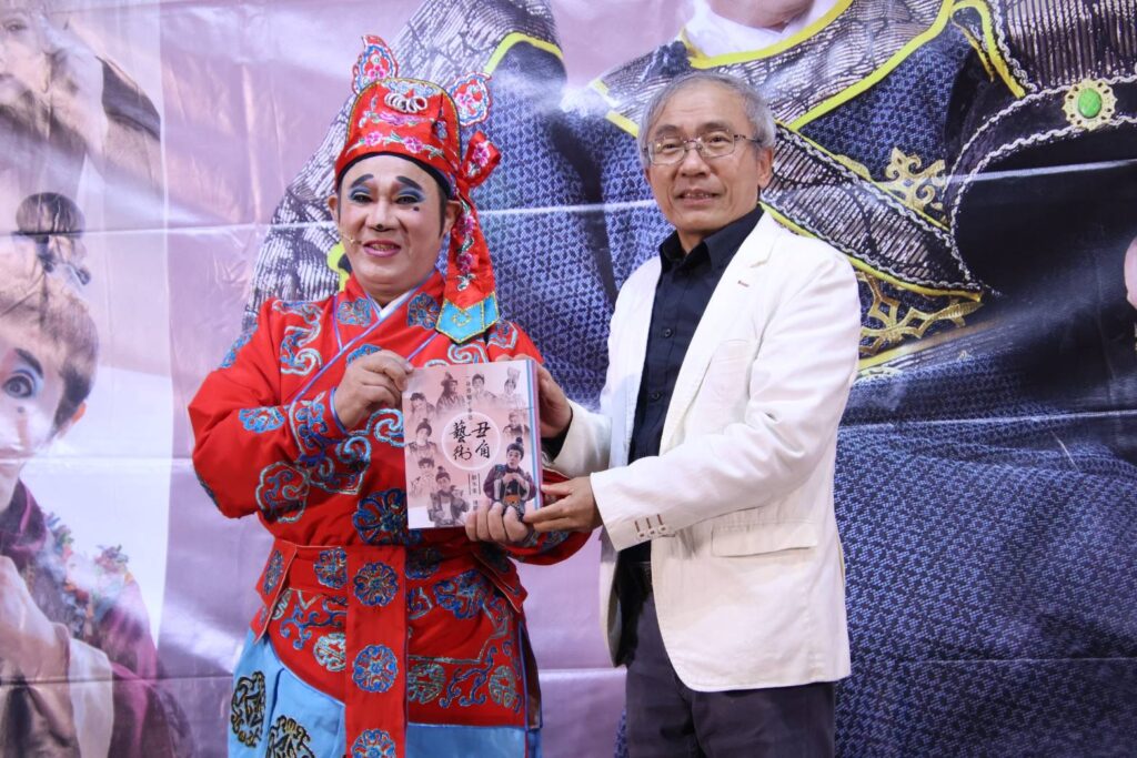 ▲陳勝在藝師（左）親自贈書給文化部文化資產局局長陳濟民。（圖/文資局 明華園日字戲劇團 提供）