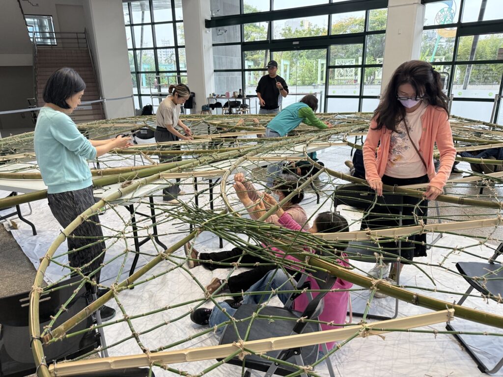 纖博館志工及民眾踴躍參與藝術共創。（圖/纖博館提供）