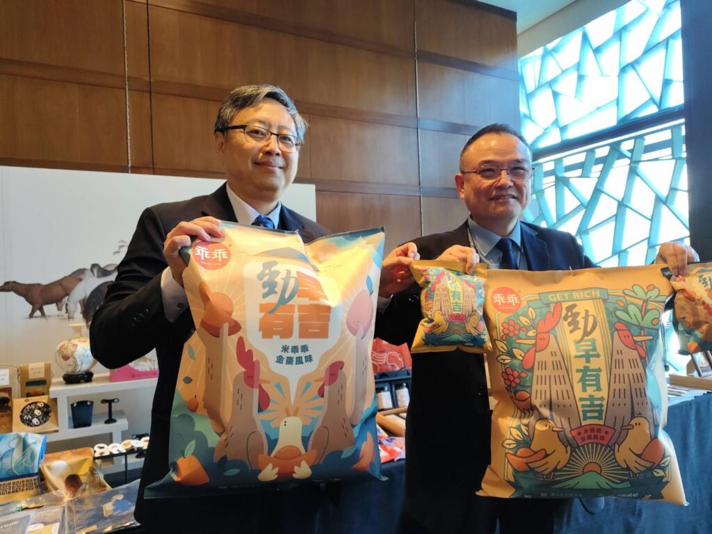 ▲故宮蕭宗煌院長(右)與故宮行銷業務處魏詮副處長,介紹「勁早有吉」的文創商品,台語發音為趕快有錢。(記者 辛澎祥/攝)