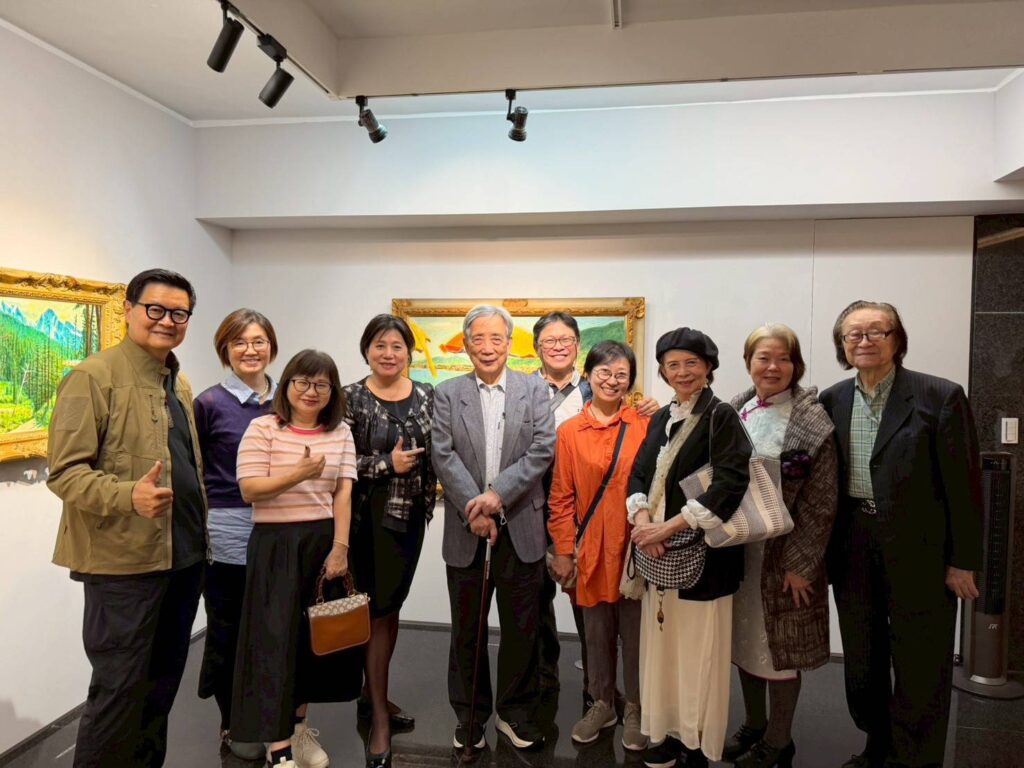 ▲開幕式上多位前輩藝術家二代與美術界人士開心合影留念。(圖/張凱迪 提供)