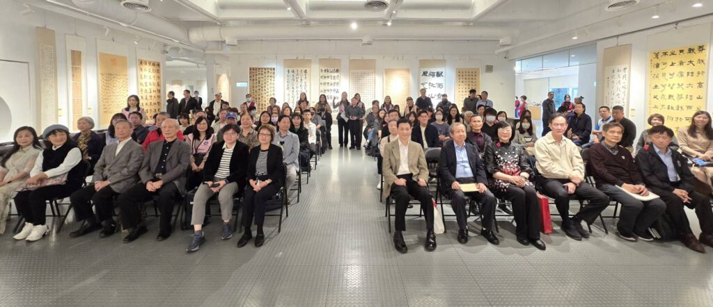 ▲出席開幕式系列活動與頒獎典禮的貴賓、書壇重要領導人與書友、書法比賽的師生家長合影留念，場面熱烈。（記者 詹佳綺/攝）