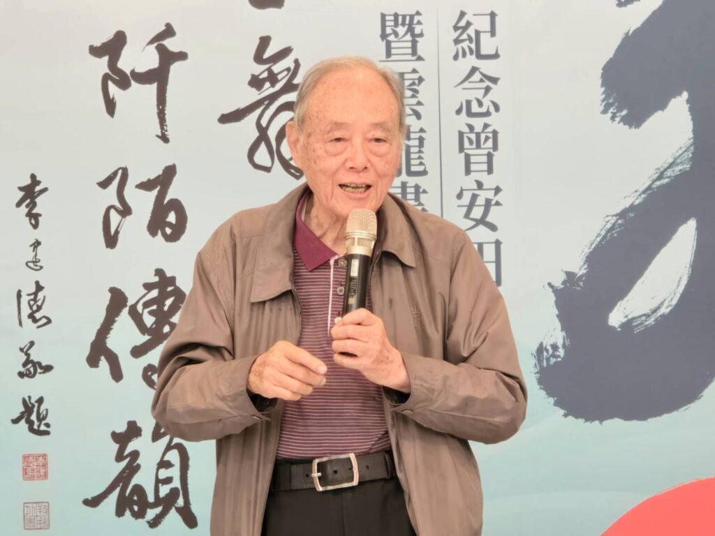 ▲澹廬書會名譽理事長連勝彥認為,曾安田老師是曹秋圃大師的高徒,學寫字勤讀書,造就了曾安田老師的氣度與風骨。(記者 詹佳綺/攝)