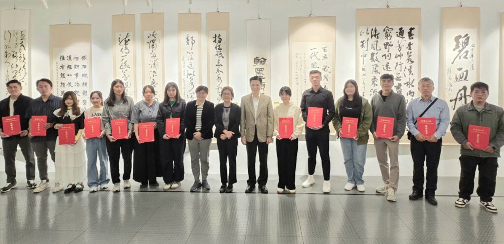 ▲獲得青年、中學與小學組的獲獎同學，與主持頒獎的黃勻祺理事長（左八）、新竹縣政府文化局副局長郭秋燕（右八）及中國書法學會理事長陳銘鏡（右七）開心合影留念。（記者 詹佳綺/攝）