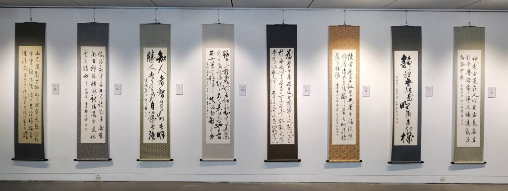 ▲參展的名家大師與澹廬書會的會員顧問的參展作品，各體兼備，書藝非凡。（記者 詹佳綺/攝）