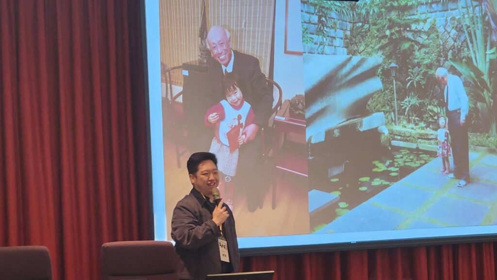 ▲楊英風的長孫也是楊英風藝術研究中心執行長楊駿，以楊英風的藝術行儀為主軸，藉由許多未曾公開的照片，陳述楊英風私下與家居的一面。（記者 辛澎祥/攝）