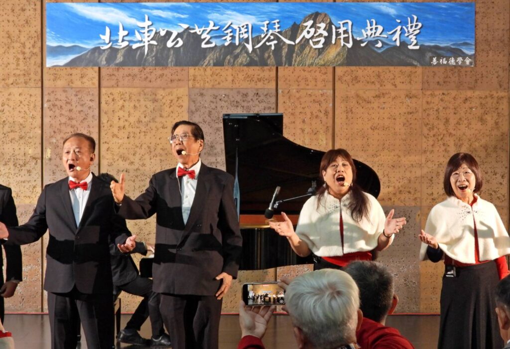 ▲公共鋼琴啟用活動的現場，音樂家高興吟唱，場面熱烈。（圖/臺鐡公司 提供）