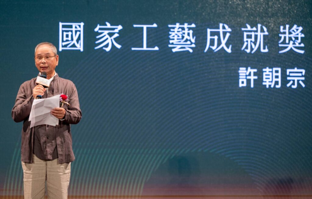 ▲國家工藝成就獎得主許朝宗獲獎後特別說明得獎的心情與現況的心境。(記者 辛澎祥/攝)