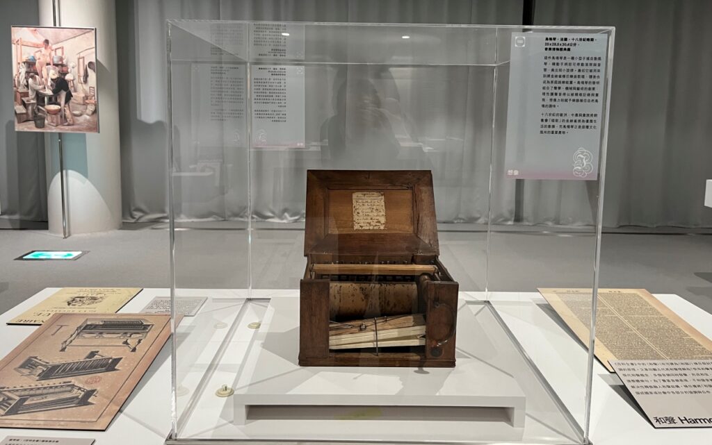 中市圖「世界的索引」，展出奇美博物館「鳥鳴琴」。（圖/文化局提供）