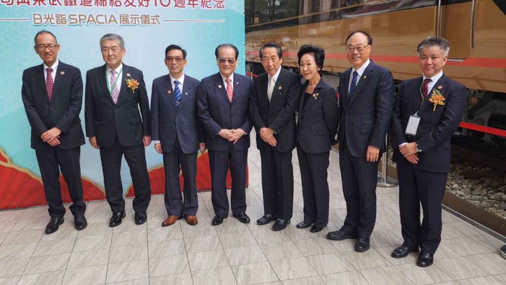 ▲臺日兩國鐡道事業領導人在台北車站活動中合影留念並見證臺日鐡道事業發展的歷史。（記者 辛澎祥/攝）