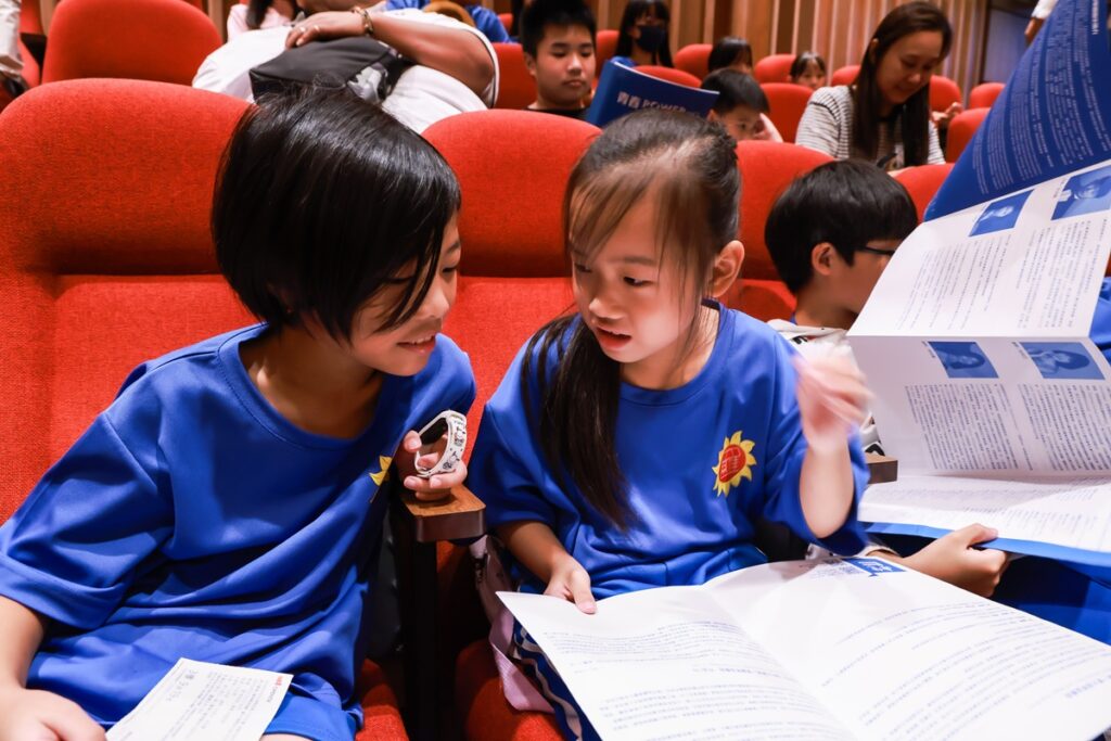彰化縣埔心鄉羅厝國民小學於演出前閱讀節目單，認識曲目內容與演出重點，為觀演體驗做好準備。（圖/國立臺灣交響樂團提供）
