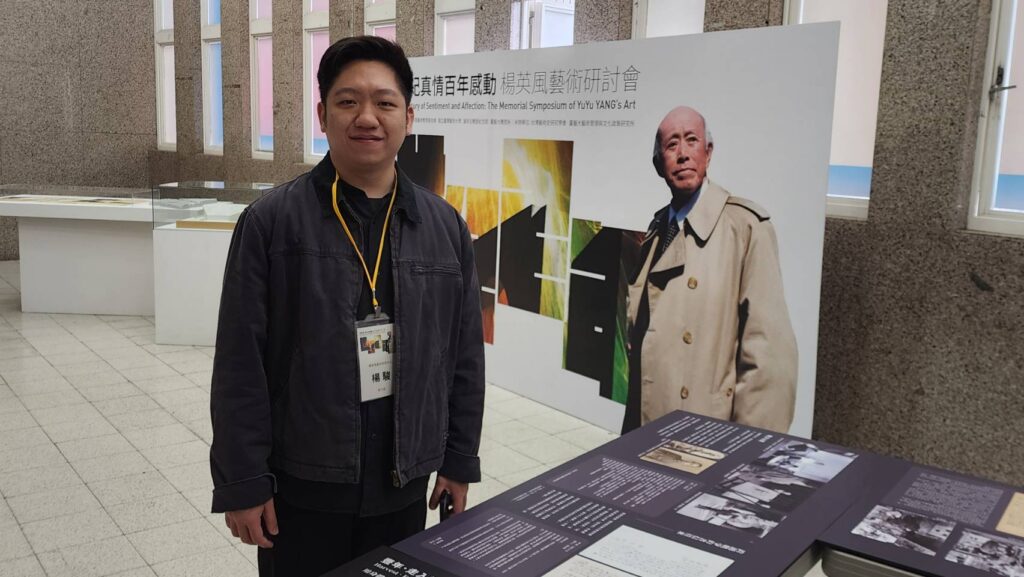 ▲楊英風藝術研究中心執行長楊駿，策畫「風的軌跡-楊英風檔案影像展」，將近有七成以上的文獻資料做公開展出，極具文獻考究價值。（記者 辛澎祥/攝）