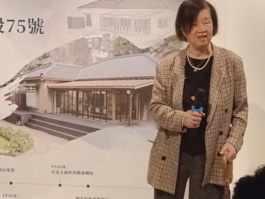 ▲劉青和家族後代代表在會中說明老房子所帶給族人與社會的感動情懷。(記者 辛澎祥/攝)