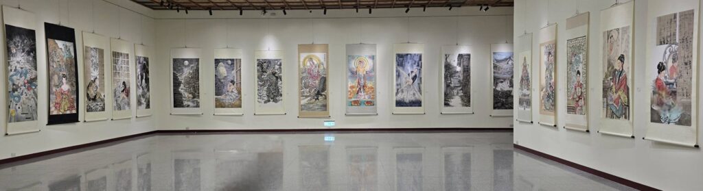 ▲中正紀念堂1樓第3展廳所展出的水墨人物畫作品，質量兼俱，繽紛多彩，觀展是一次難得的視覺與身心靈體驗與感受。（記者 詹佳綺/攝）