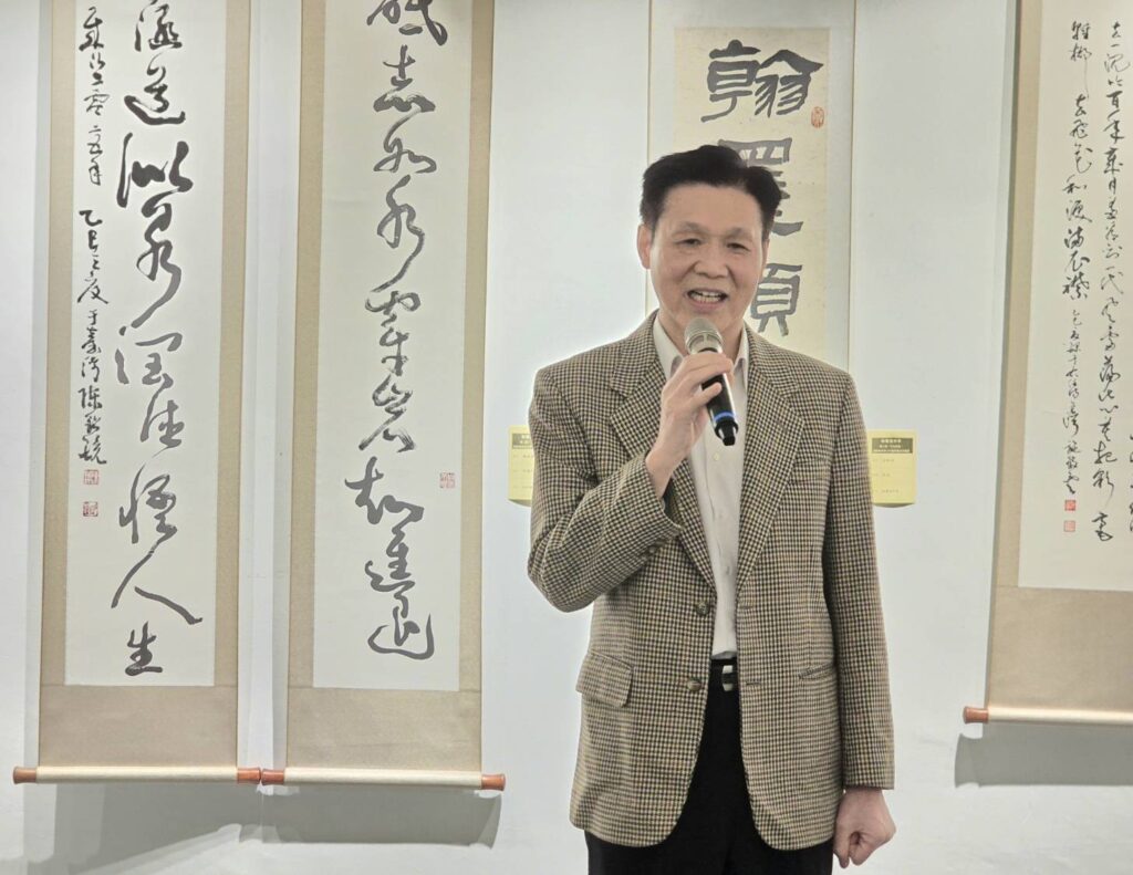 ▲中國書法學會理事長陳銘鏡致詞時強調，兩岸書寫作品有其差異性，書法交流是兩岸和平的平台，希望有更多的兩岸民眾樂於學習書法，建構交流合作。（記者 詹佳綺/攝）