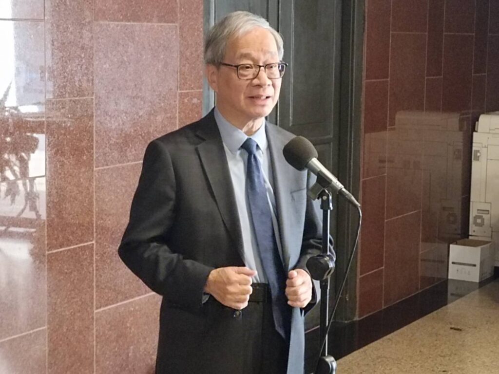 ▲文化部長李遠在業務報告前先行媒體受訪，談及臺灣與韓國目前在文化互動與合作前提下，區隔於中國的文化表象。（記者 辛澎祥/攝）