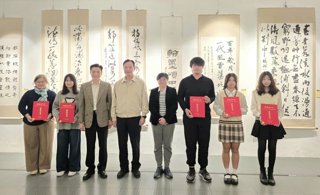 ▲刑事警察局局長周幼偉（左四）在頒發獎狀給得獎人代表後合影留念。左三為中國書法學會理事長陳銘鏡，右四為中國標準草書學會理事長黃勻祺。（記者 詹佳綺/攝）