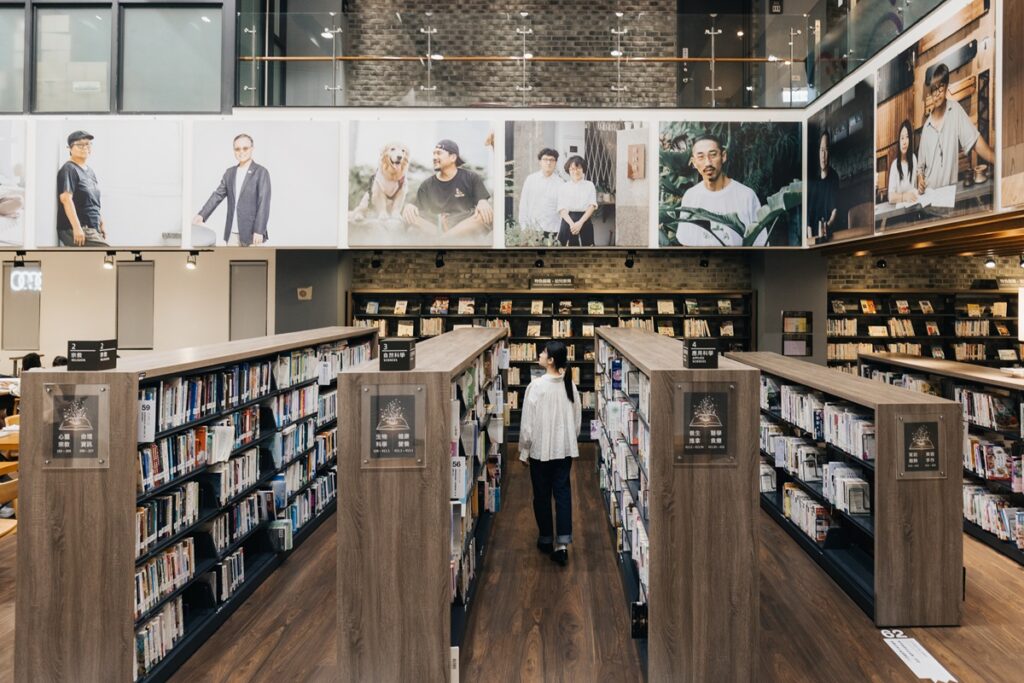 李科永圖書館主展場展出10位摺疊市民影像。（圖/文化局提供）