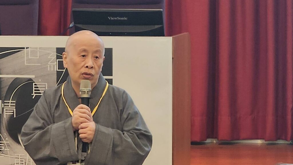 ▲楊英風藝術教育基金會董事長寬謙法師致詞時肯定承辦單位廖新田教授此次竭盡心力的研討會籌畫，讓藝術界人士與社會大眾能對楊英風有更多的認識與瞭解，為百年紀念活動寫下新的註解，意義重大。（記者 辛澎祥/攝）