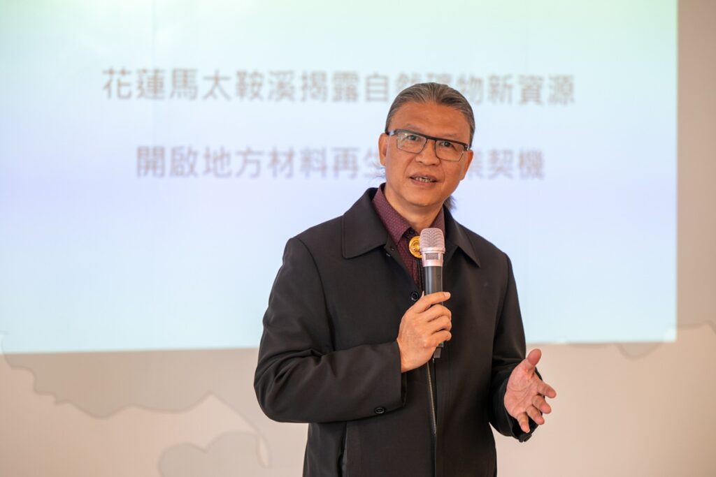 工藝中心主任陳殿禮表示，花蓮光復鄉馬太鞍溪砂質淤泥兼具獨特的地質背景與材料特性，展現出由土地孕育而生的工藝潛力。（圖/工藝中心提供）