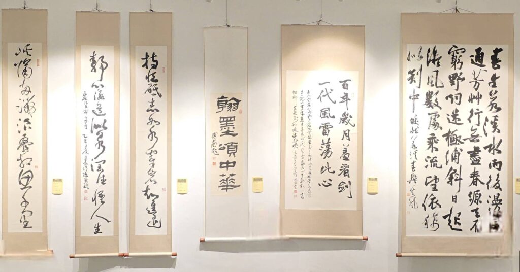 ▲在展廳主牆所展出的兩岸名家作品，成為全場矚目焦點，格外吸睛。（記者 詹佳綺/攝）