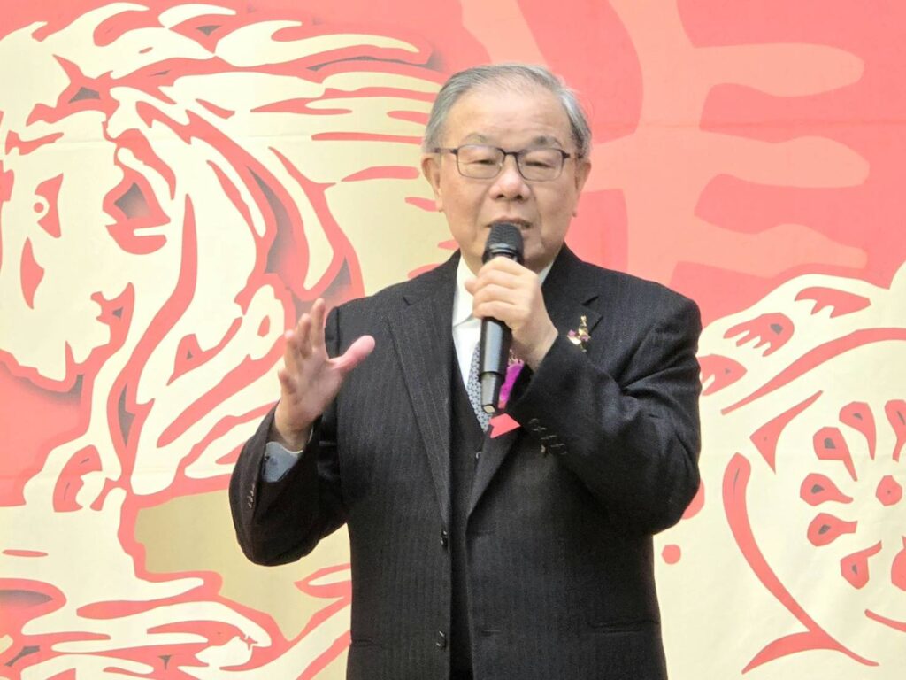 ▲中華民國書學會會長張炳煌教授致詞時表示，馬年迎新春聯揮毫活動，將年節的歡樂氣氛與市民同樂分享，別具意義。（記者 詹佳綺/攝）