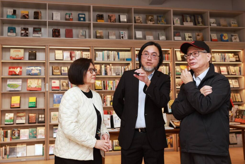 ▲李遠部長（右）參訪百大文化基地，聆聽書店業者說明目前的文史發展現況。（圖/文化部 提供）
